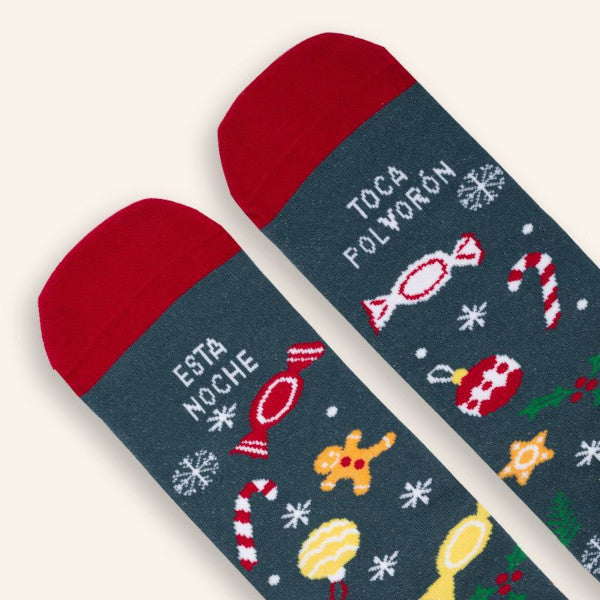 Punteras de los calcetines de Navidad de UO con el mensaje Esta noche toca polvorón