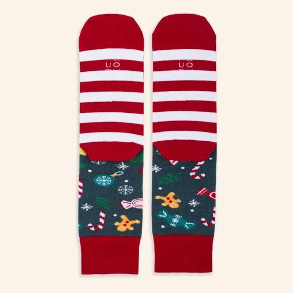 Parte de atrás de los calcetines de Navidad esta noche toca polvorón con suelas a rayas rojas y blancas