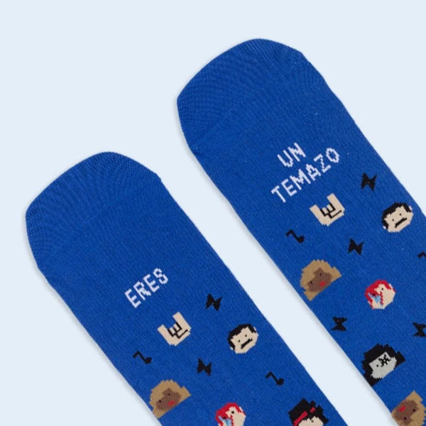 Detalle de las punteras de los calcetines azules con el mensaje Eres un temazo y estampado de rayos, notas musicales y caras de iconos de la música