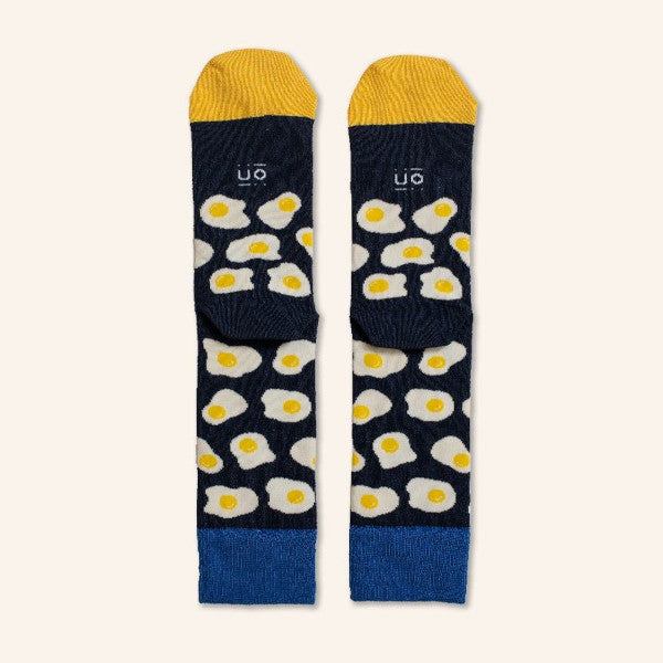 Parte de atrás de los calcetines con estampado de huevos fritos y el mensaje Te quiero un huevo