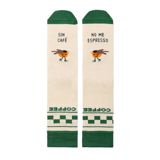 Calcetines beige con puntera y goma verde y una taza de café con carita con el mensaje "Sin café no me espresso"