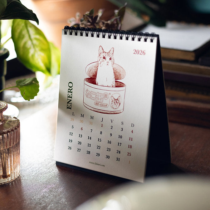 calendario de mesa 2026 ilustrado por Laura Agustí encima de una mesa con el mes de enero