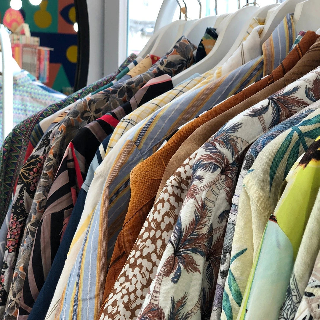 plano de costado de camisas esampadas