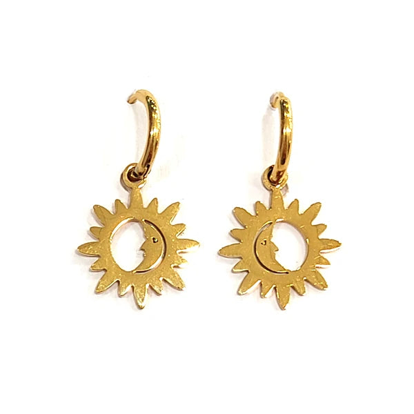 Pendientes dorados de acero inoxidable con un charm de sol y luna