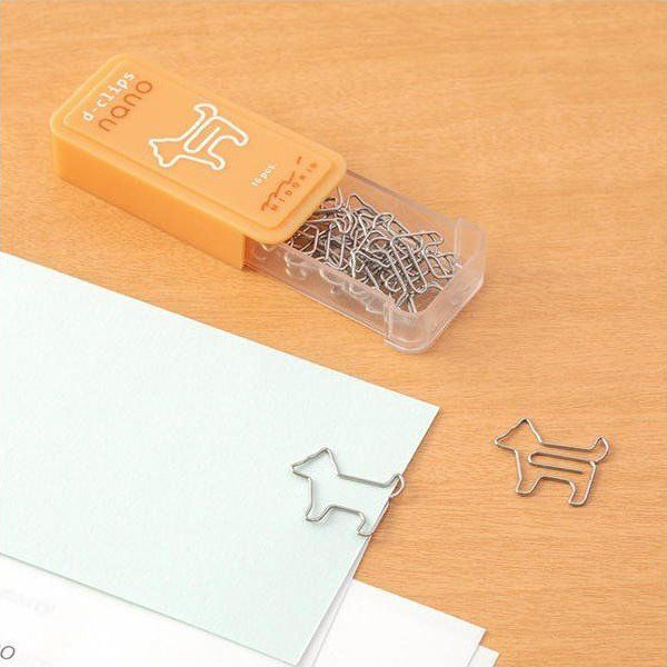 Escritorio con papeles u clips de metal con forma de perrito de la firma japonesa Midori