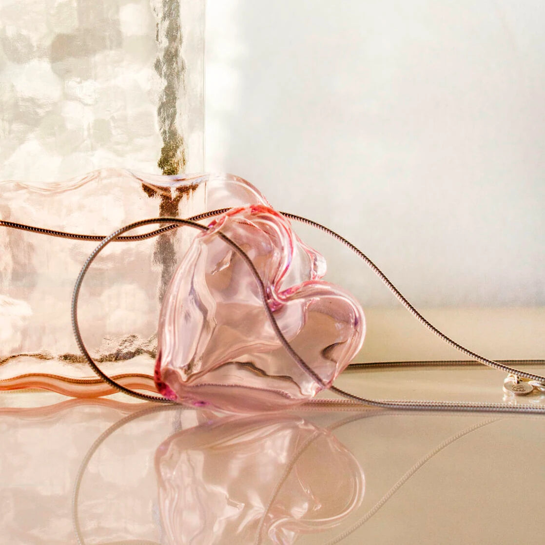 Collar con cadena de plata y forma de corazón rosa de vidro soplado hecho en Valencia