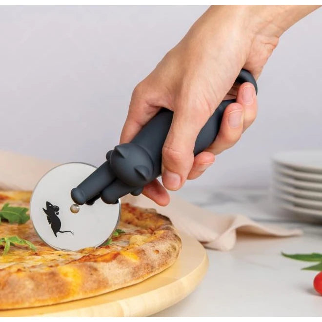 Una mano corta una pizza con el cortapizzas Gato Kitty de la marca Ototo