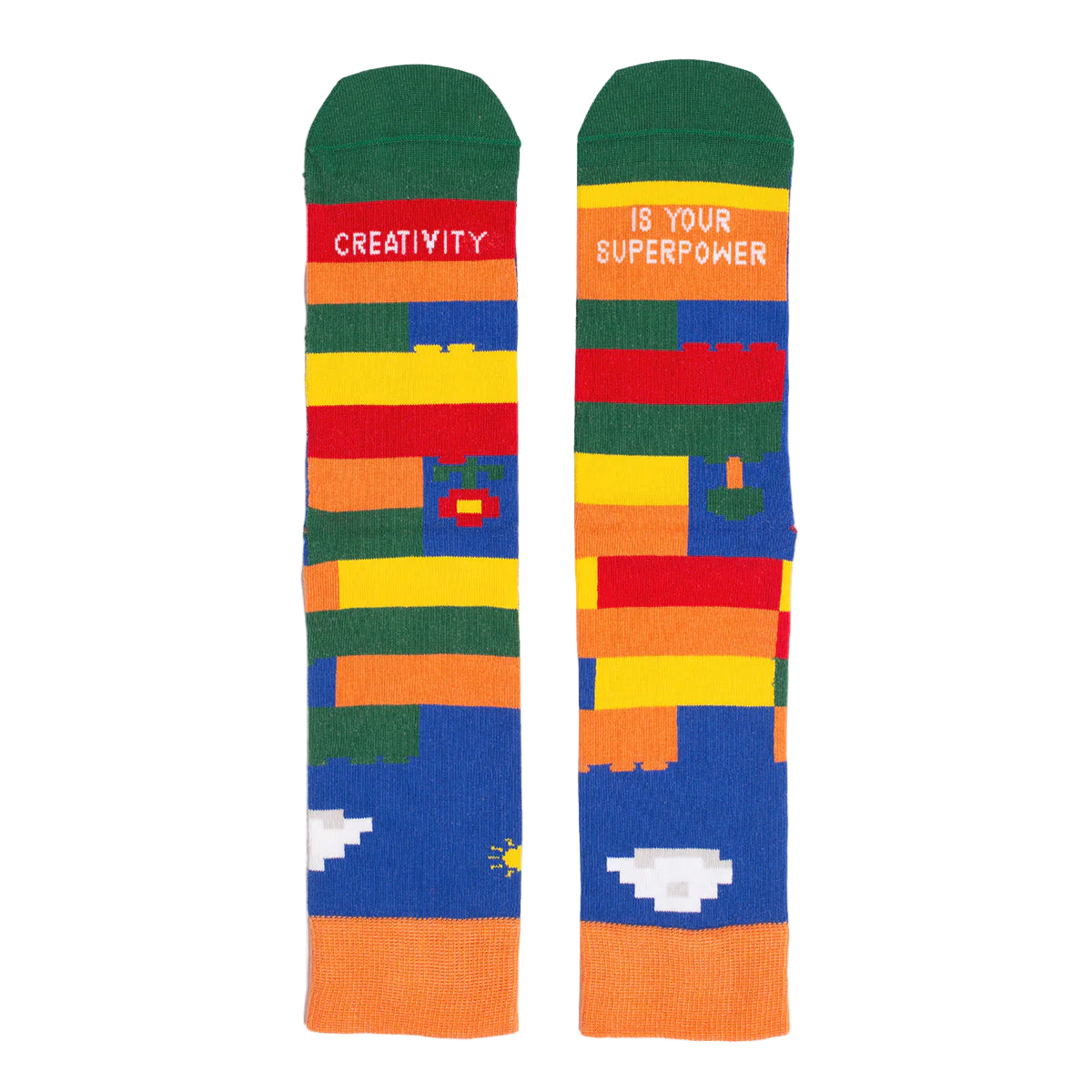 Calcetines de colores con puntera verde y el mensaje "Creativity / is your superpower" escrito en cada pie de la marca valenciana UO