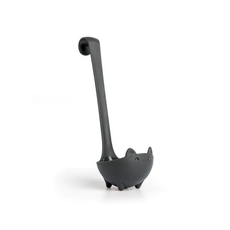 Cucharón de cocina con forma de gato negro con el rabo levantado