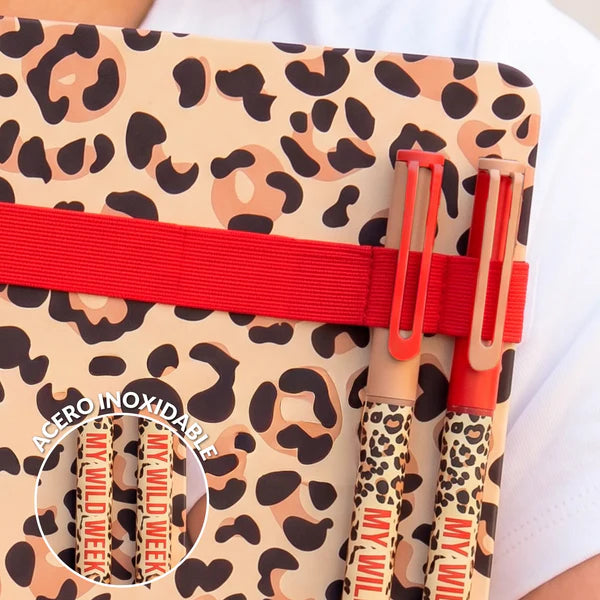detalle de los bolis de acero inoxidable con estampado de leopardo y la frase my wild week
