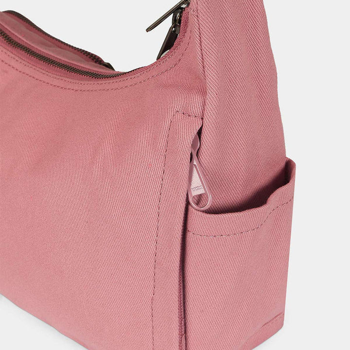 Parte lateral y trasera del bolsillo Emile de la marca indbag en color rosa donde se aprecian sus bolsillos traseros y laterales.