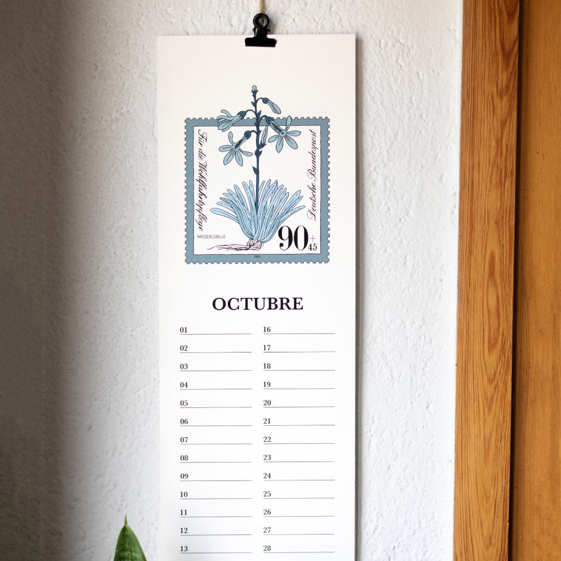 Mes de octubre del calendario 2026 para fechas especiales de Laura Agustí colgado en una pared