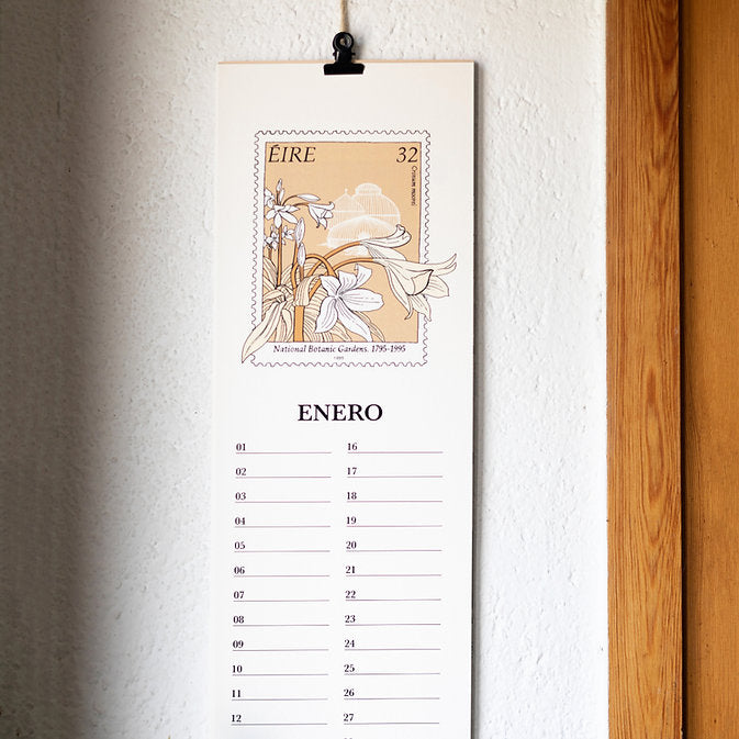 Calendario 2026 para fechas especiales de Laura Agustí colgado en pared con el mes de enero