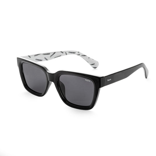 Gafas de sol con lentes polarizadas negras con el mensaje It's fucking hot en el interior de las patillas