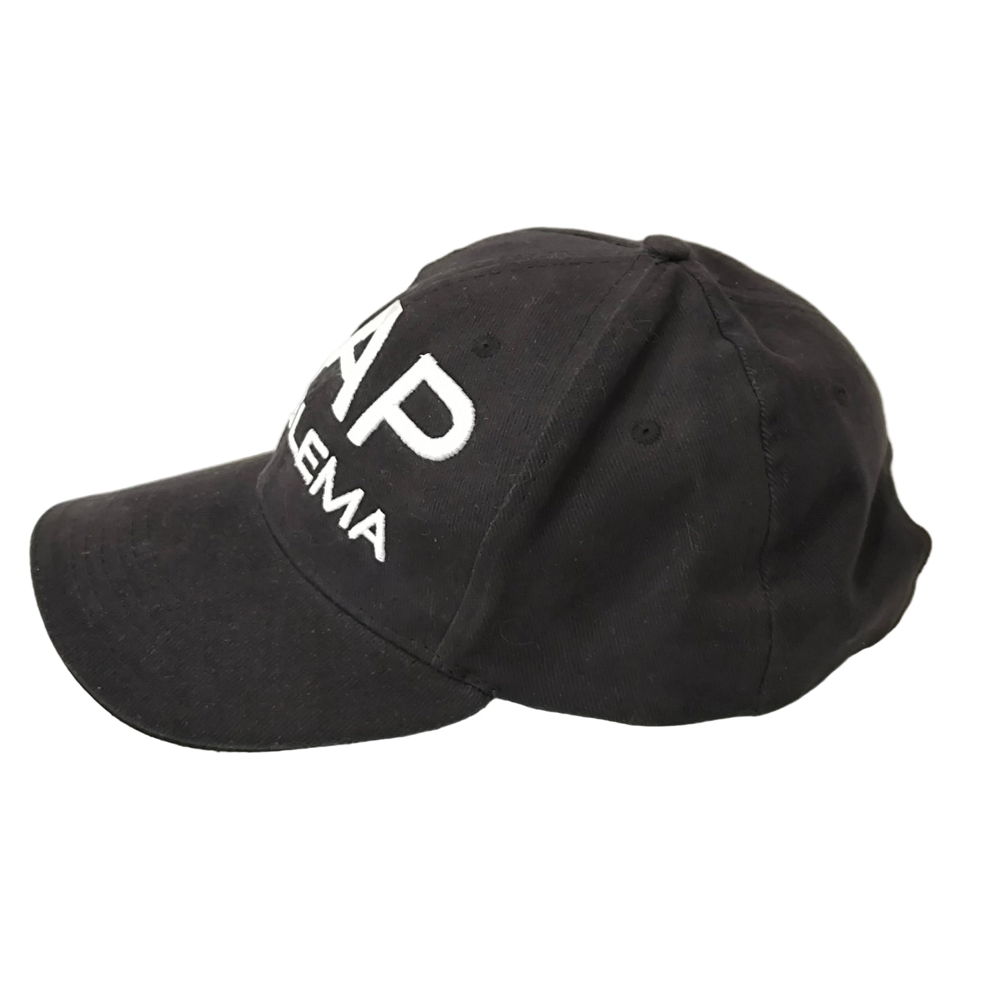 Perfil de de gorra negra con el texto "CAP PROBLEMA" bordado en blanco