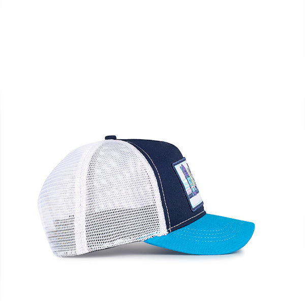 Lateral con rejilla blanca de la gorra con visera en azul mariono y azul claro con parche de la playa de la Patacona, en Valencia