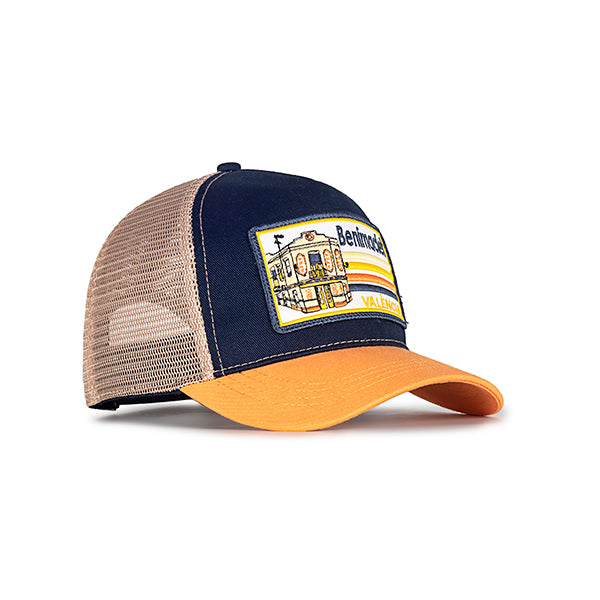 Gorra con visera en colores marrones con parche bordado de benimaclet y lateral de rejilla