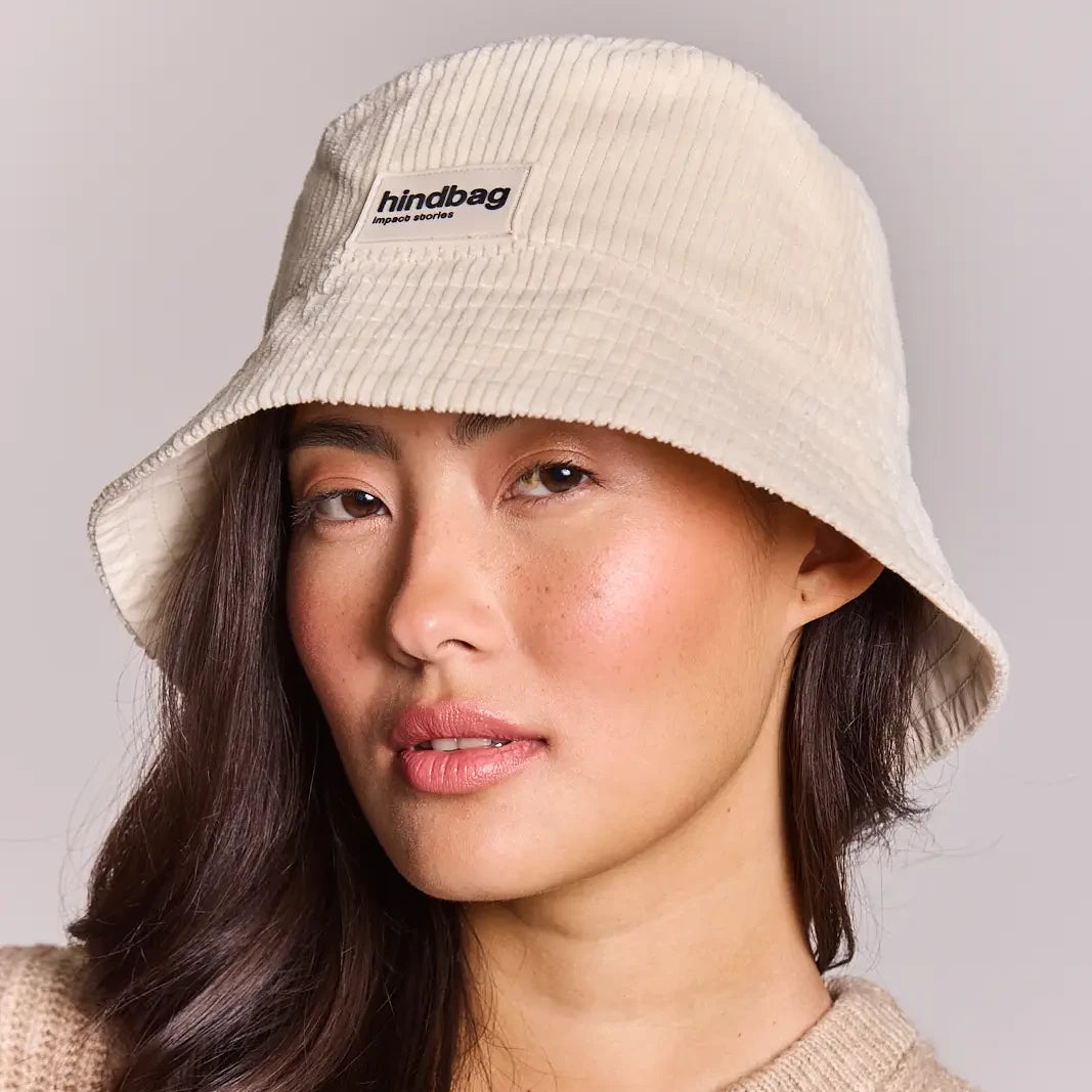 Mujer con gorro de pana beige de la marca Hindbag