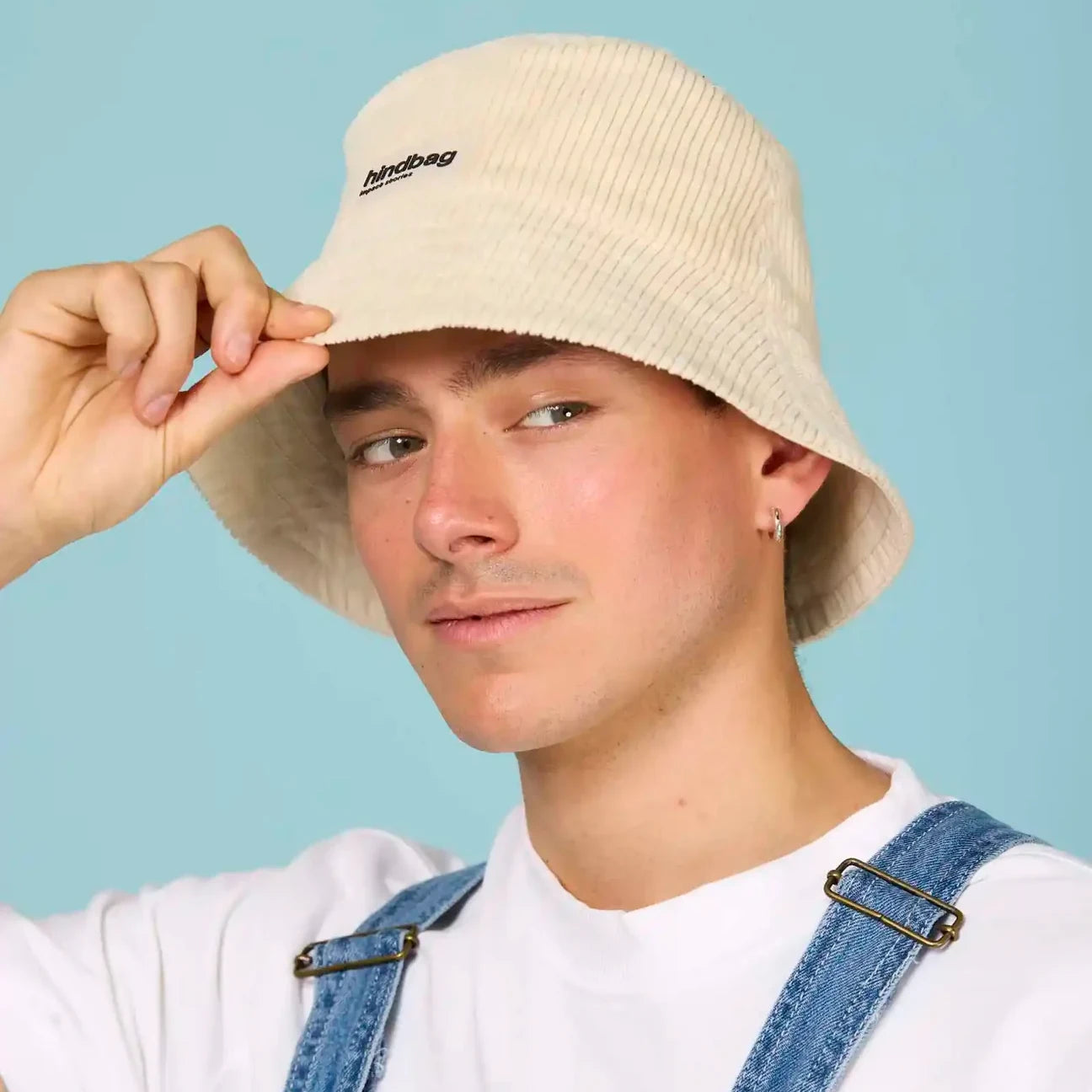 Hombre con gorro de pana beige de la marca Hindbag