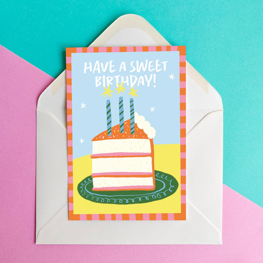 Tarjeta de felicitación de cumpleaños con un trozo de tarta en un plato con tres velas