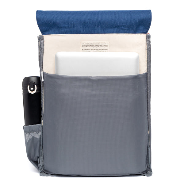Interior de la mochila Bauhaus de Lefrik en azul marino y crema con correas rojas y cierre con mosquetones 100% reciclada