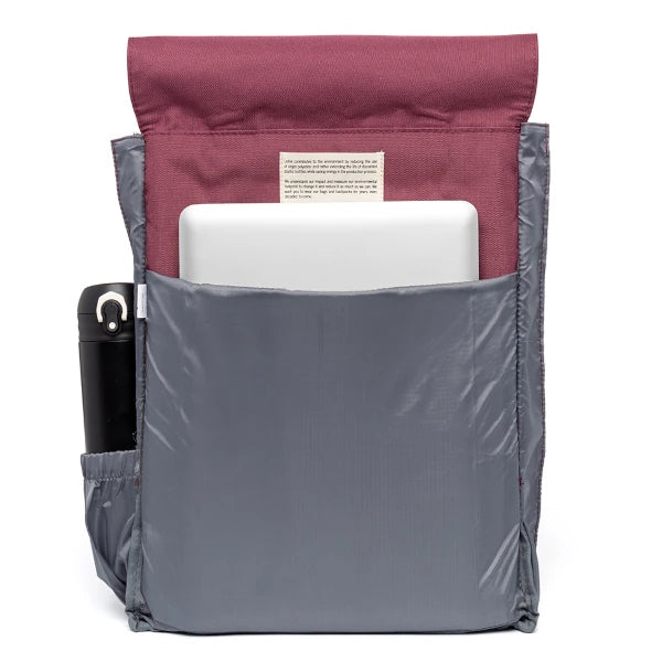 Interior de la mochila Handy de Lafrik en color plum, con espacio para portátil y botella de agua