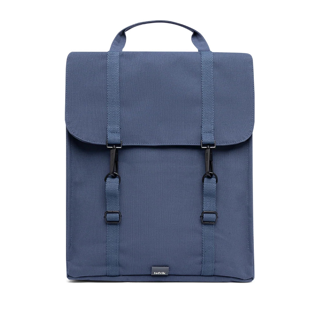 Mochila plana de gran capacidad y de tejido reciclado e impermeable en color azul índigo de la marca española Lefrik