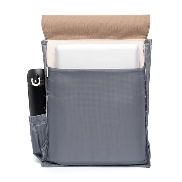 Interior de la mochila plana y pequeña reciclada en colores marrón, beige y con correa de cierre negra de Lefrik con espacio para portátil y botella de agua