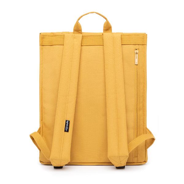 Parte trasera de la mochila grande de plástico reciclado en color mostaza de la marca española Lefrik.