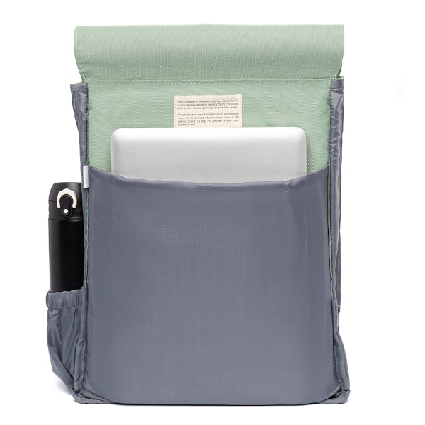 Interior de mochila ecológica de plástico 100% reciclado de Lefrik color verde salvia con compartimento para portátil