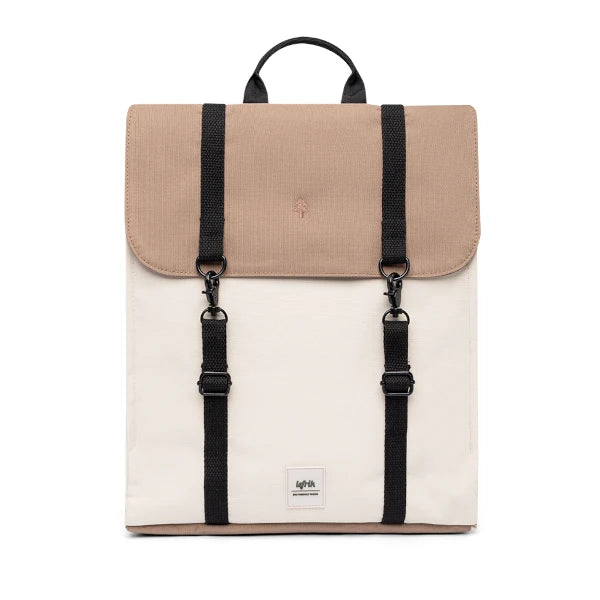 Mochila plana en color marrón beige y correas negras con cierre de mosquetón de Lefrik, 100% reciclada
