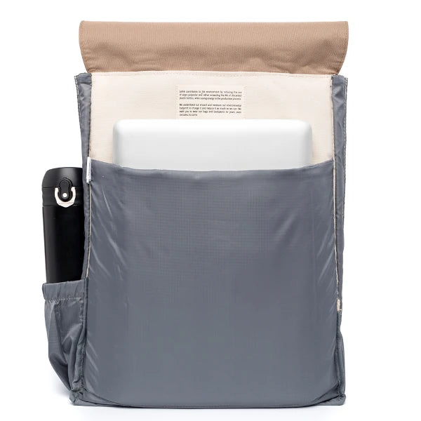 Interior de la mochila plana en color marrón beige y correas negras de Lefrik, 100% reciclada y con espacio para portátil y botella de agua