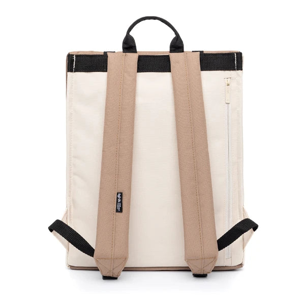 Parte de atrás con correas acolchadas y ajustables de la mochila plana en color marrón beige y correas negras con cierre de mosquetón de Lefrik, 100% reciclada