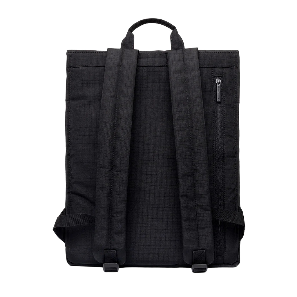 Parte trasera de la mochila negra reciclada con tejido antidesgarros y forma plana de Lefrik con cremallera vertical