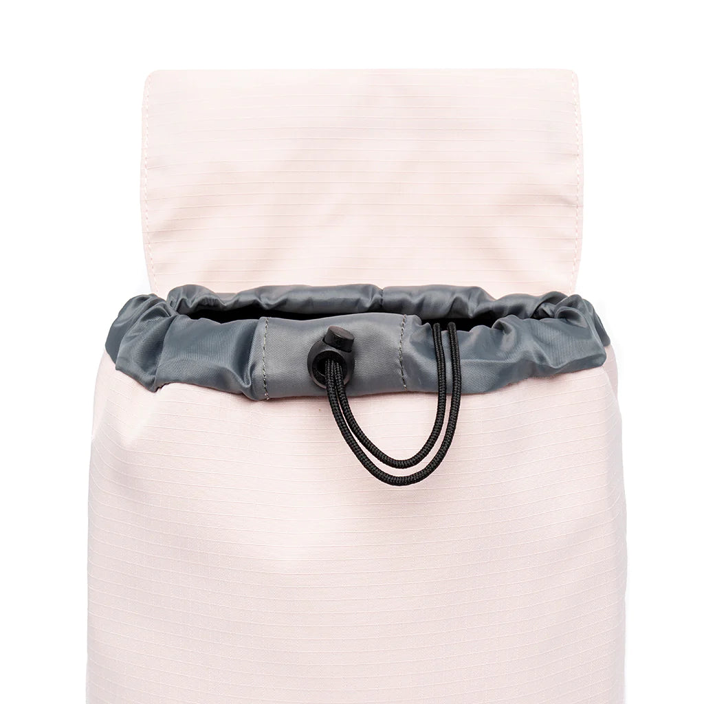 Cierre de la mochila pequeña reciclada e impermeable en color rosa cuarzo de Lefrik