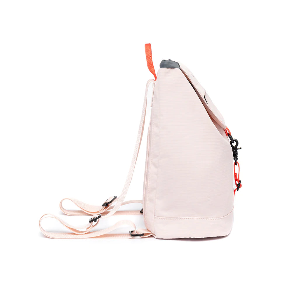 Lateral de la mochila pequeña reciclada e impermeable en color rosa cuarzo de Lefrik