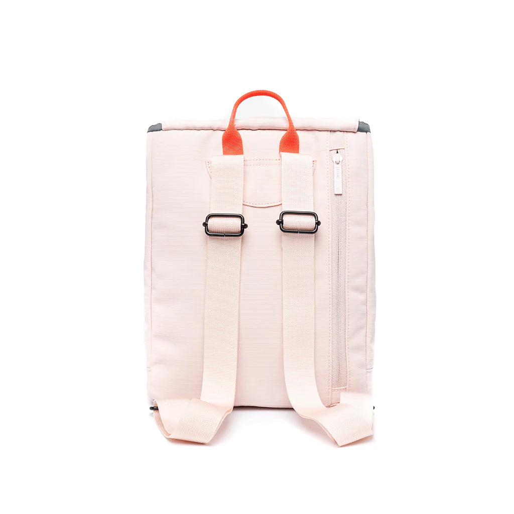 Trasera de la mochila pequeña reciclada e impermeable en color rosa cuarzo de Lefrik