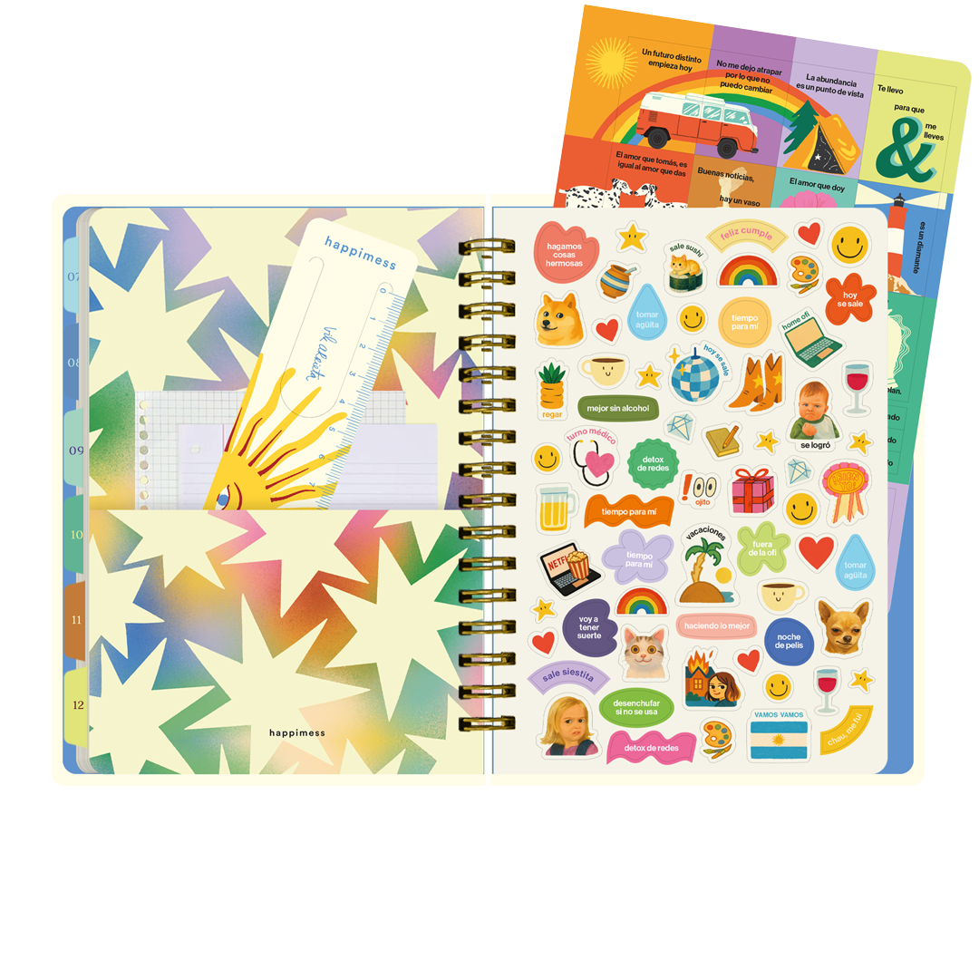 Páginas interiores de la agenda de Happimess 2026 Honrá tu poder, con pegatinas y bolsillo trasero