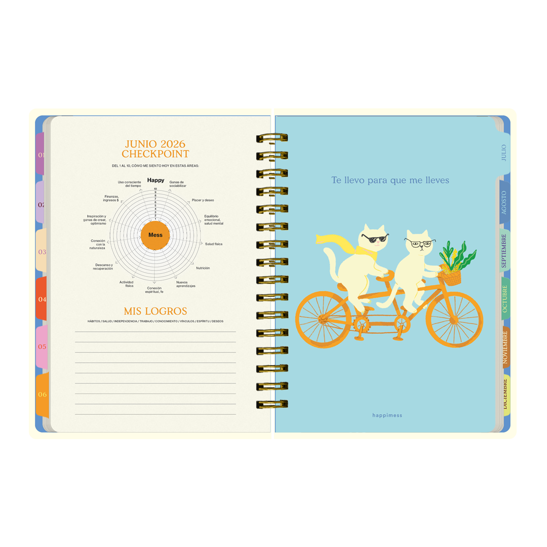 Páginas interiores de la agenda de Happimess 2026 Honrá tu poder, con checkpoint de junio y portadilla de julio con dos gatos en bicicleta