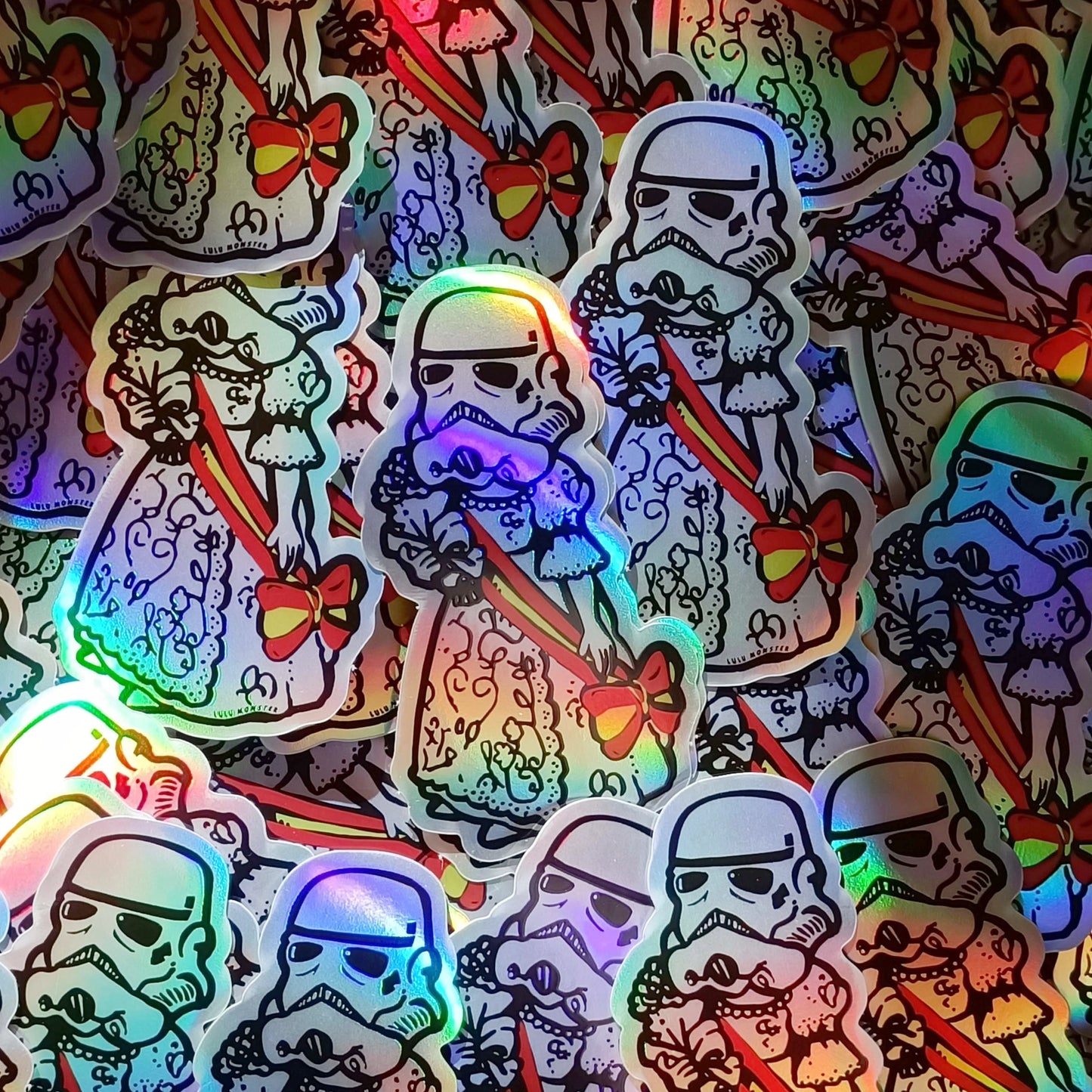 muchas pegatinas holográficas de falleras trooper con la luz reflejando los colores del arco iris