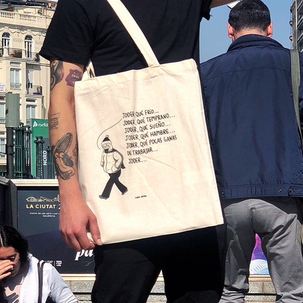 Tote bag con una chica andando en invierno mientras se queja de todo