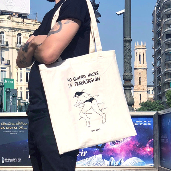 Tote bag con una mujer en bragas tumbada de espaldas y el texto "No quiero hacer la trabajasión"