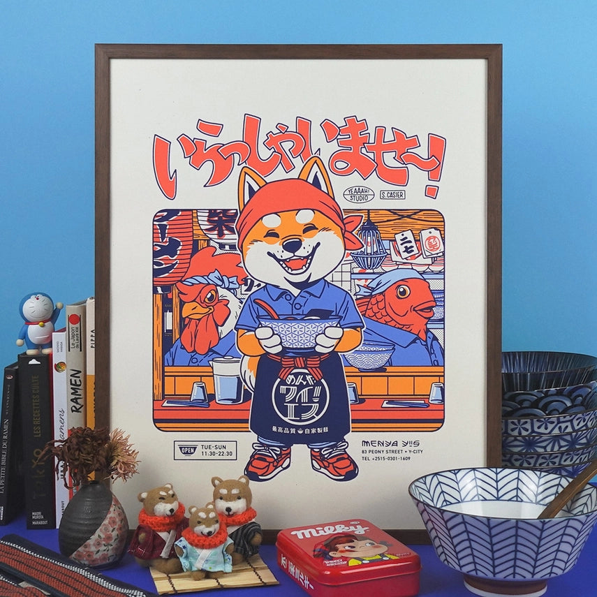 Print con una perrita shiba que da la bienvenida a su restaurante de ramen con una gran sonrisa y un pañuelo en la cabeza con artículos de la cultura japonesa como un bol, libros de ramen, flores u muñecos de ositos
