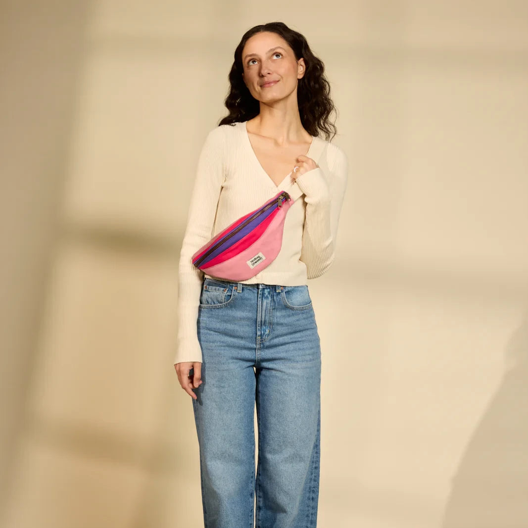 Mujer con una riñonera rosa y morada en forma de vulva de Hindbag