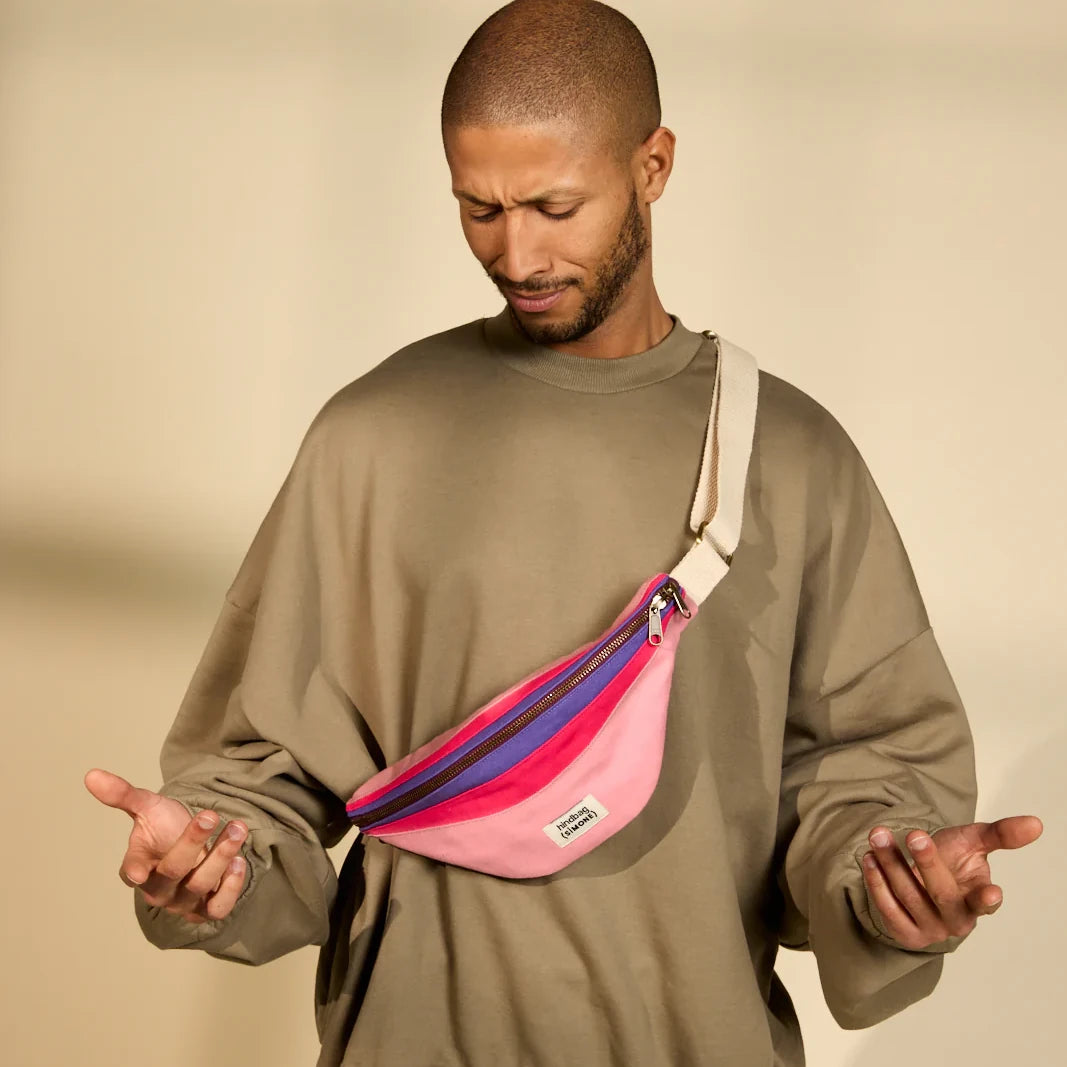 Hombre con una riñonera rosa y morada en forma de vulva de Hindbag