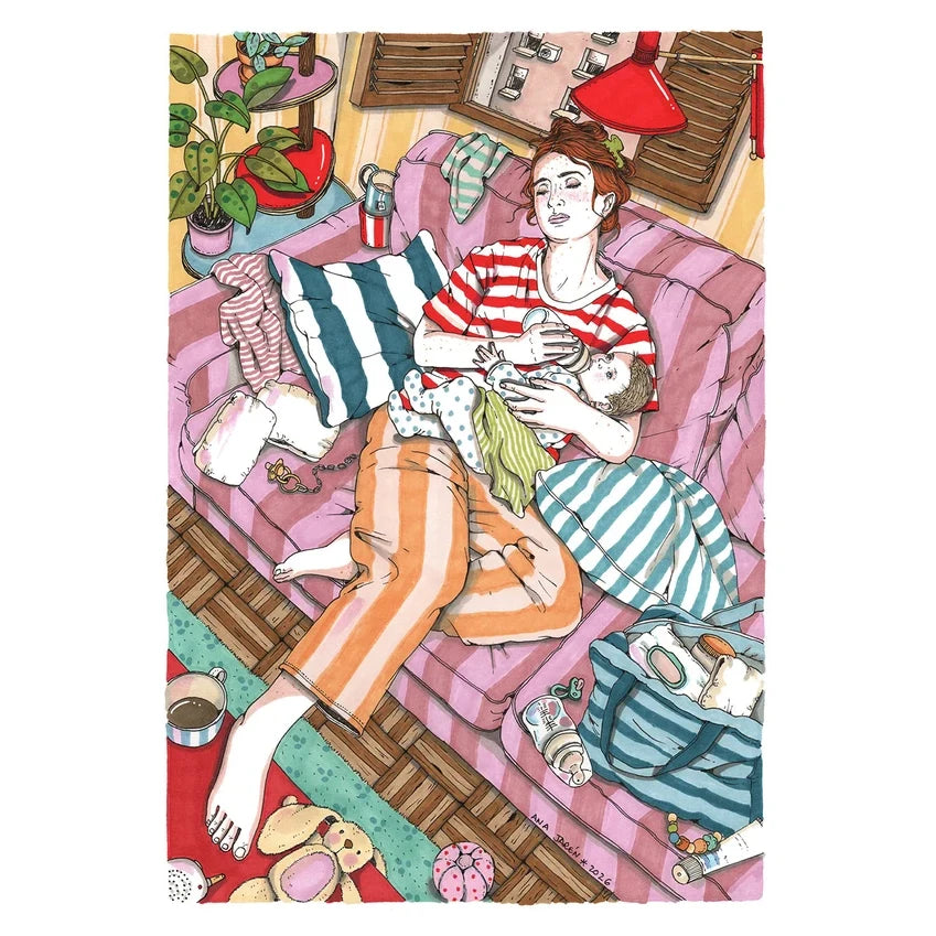 Ilustración de Ana Jarén en la que una mujer descansa en un sofá rosa mientras da el biberón a su bebé, rodeada de cojines, juguetes, pañales y otros objetos cotidianos de la crianza