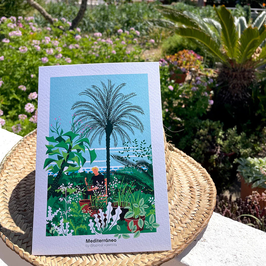 Ilustración tamaño A5 de Atypical València apoyada en un sombrero del bosque mediterráneo con el mar al fondo en Almenara.