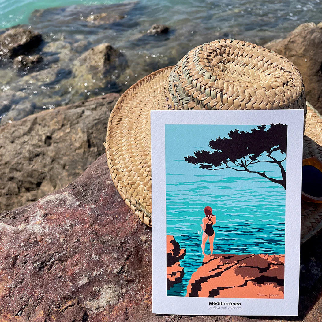 Láminas A5 con ilustración de una chica de espaldas en bañador negro sobre una roca mirando al Mar Mediterráneo apoyada sobre un sombrero de paja a la orilla del mar