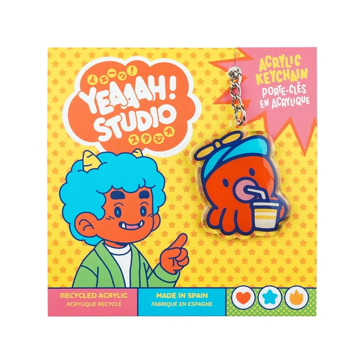 Llavero de acrílico reciclado con forma de pulpo rojo bebiendo un refresco con una gorrita azul con hélice