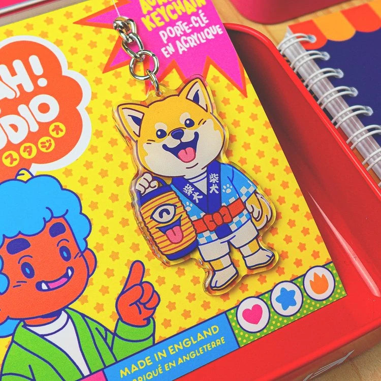 Llavero con forma de perrito shiba sosteniendo una lámpara yokai